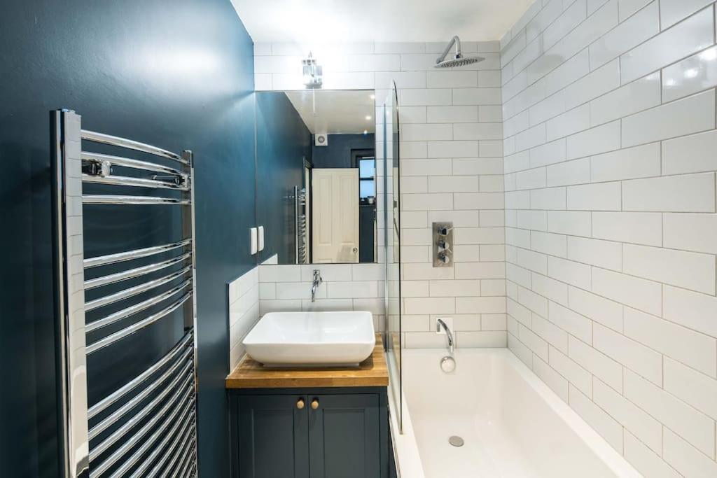 Appartamento Superb Retreat Central Next Tube Londra Esterno foto